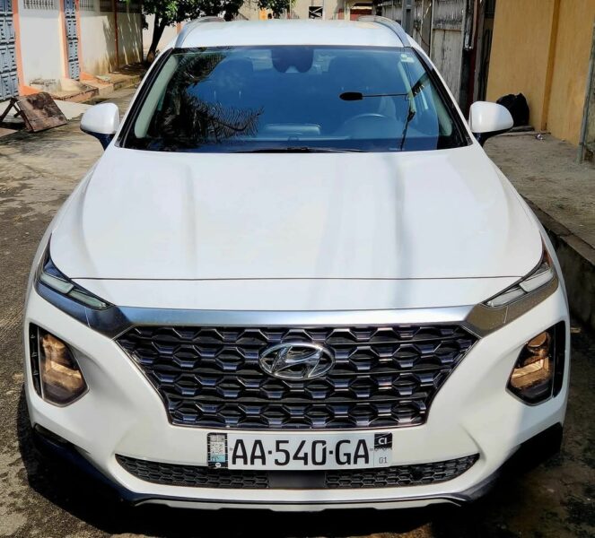 Location d'une Hyundai SantaFe blanche