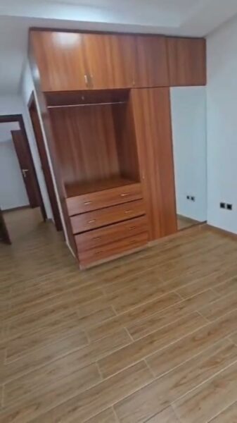 Location d'un appartement de 4 pièces sur Cocody Berverly