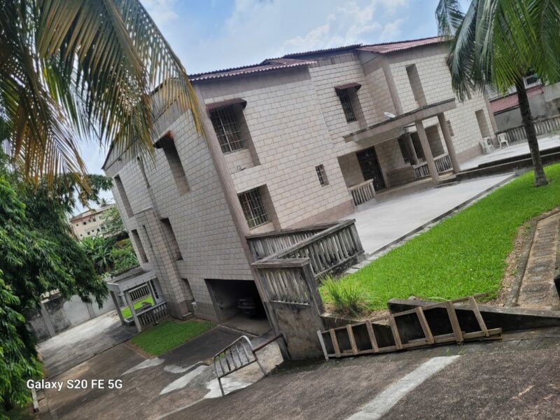 Location d'une Villa Duplex de 16 pièces sur Deux plateaux