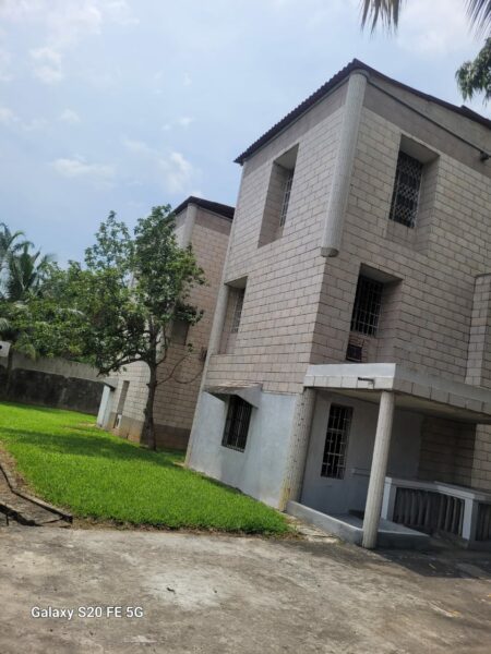 Location d'une Villa Duplex de 16 pièces sur Deux plateaux