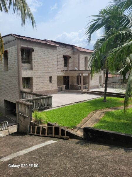 Location d'une Villa Duplex de 16 pièces sur Deux plateaux