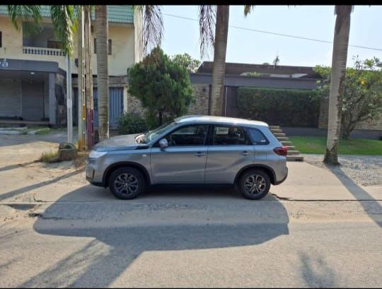 Location d'une Suzuki Vitara grise