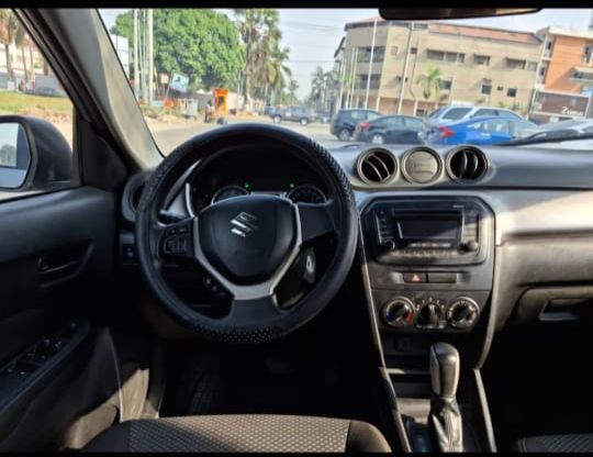 Location d'une Suzuki Vitara grise