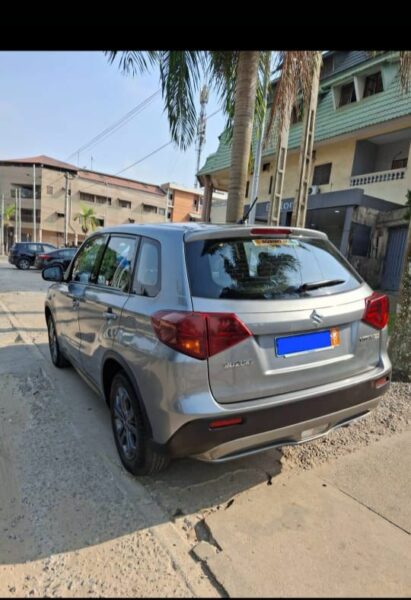 Location d'une Suzuki Vitara grise