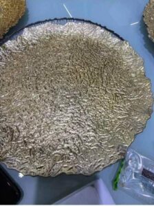 Location d'assiettes dorée