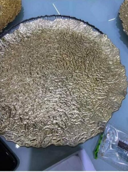 Location d'assiettes dorée