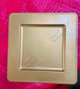 Location d'assiettes dorée