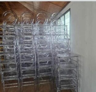 Location de chaises en plexiglas