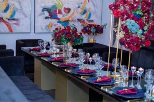 Location d'assiettes de présentation bleue