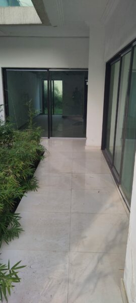 Location d'une Villa Triplex de 8 pièces sur Attoban