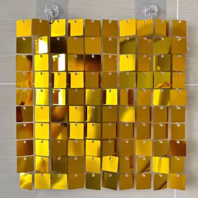 Location de parchemin de table doré