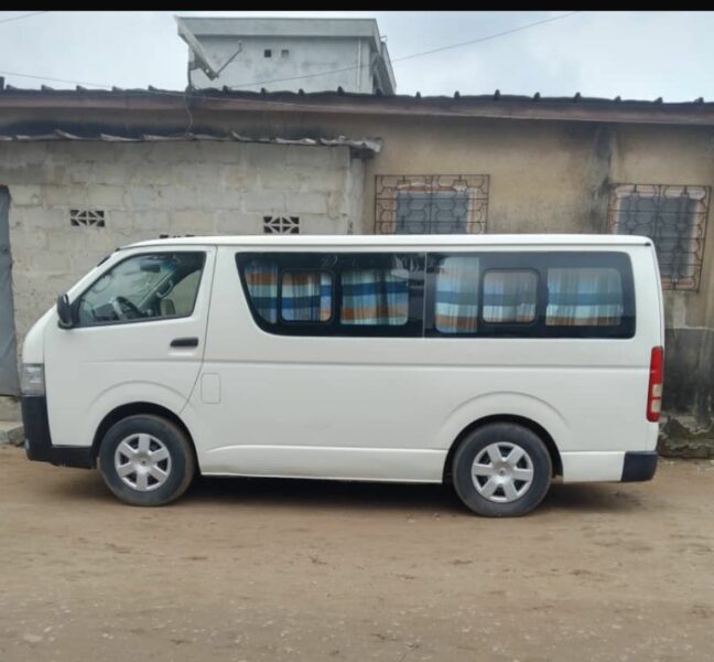 Location d'un Van Toyota de 15 places