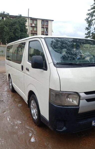 Location d'un Van Toyota de 15 places