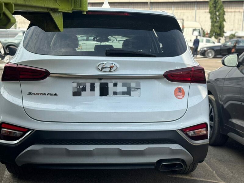 Location de véhicules Hyundai Santafe blanche