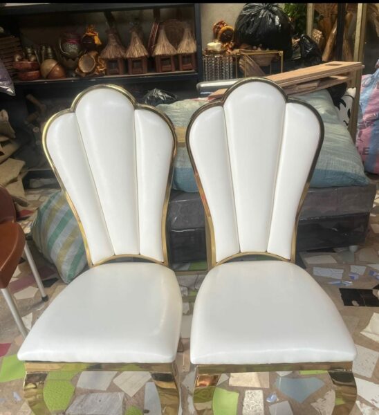 Location de chaises sur blanche