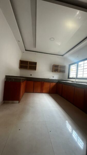 Location de Villa triplex de 8 pièces sur Attoban