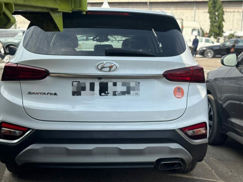 Location d'un SUV Hyundai Santa fe blanche