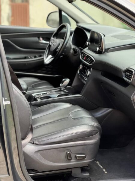 Location d'un SUV Hyundai Santa fe blanche