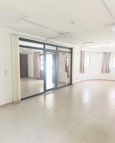 Location d'une Villa duplex très spacieuse de 14 pièces sur Cocody Riviera 3