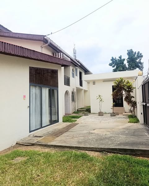 Location d'une Villa duplex très spacieuse de 14 pièces sur Cocody Riviera 3