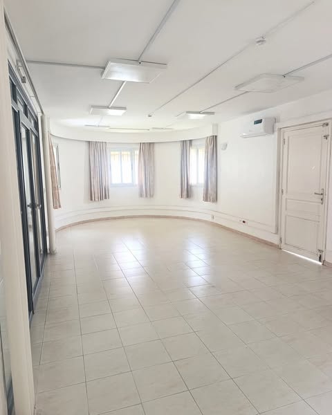 Location d'une Villa duplex très spacieuse de 14 pièces sur Cocody Riviera 3