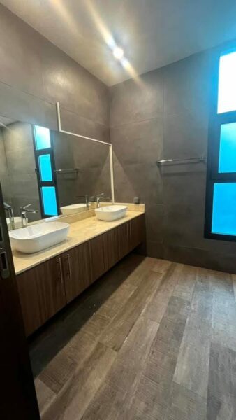 Location d'un appartement de type 5 pièces sur Cocody Golf