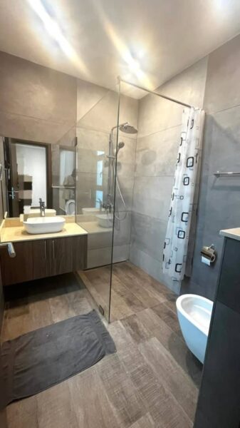 Location d'un appartement de type 5 pièces sur Cocody Golf