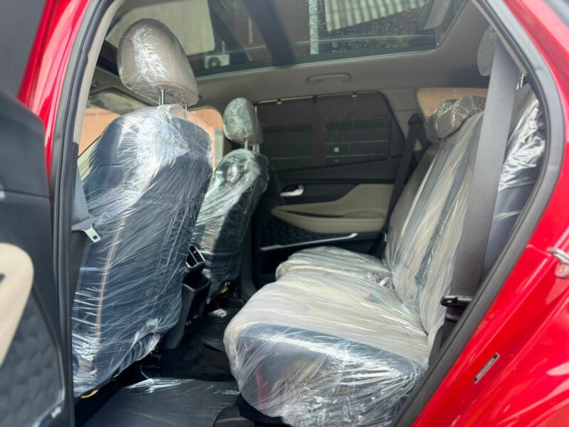 Location de Hyundai Santa Fe rouge