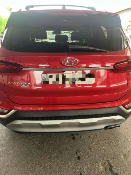 Location de Hyundai Santa Fe rouge