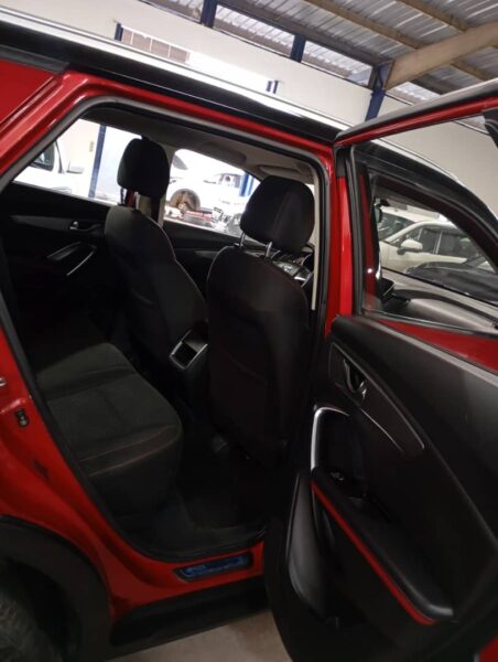 Location de SUV Changan rouge