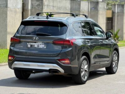 Location de SUV Hyundai Santa Fe gris