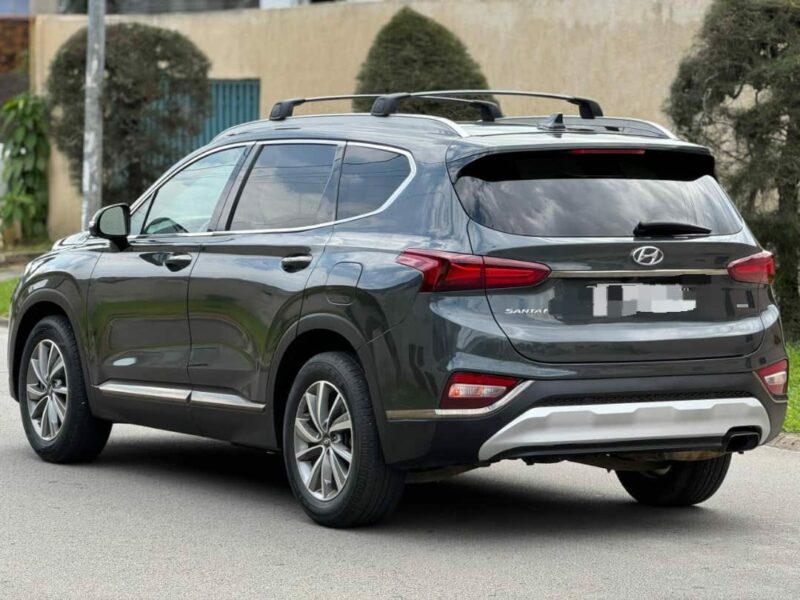 Location de SUV Hyundai Santa Fe gris