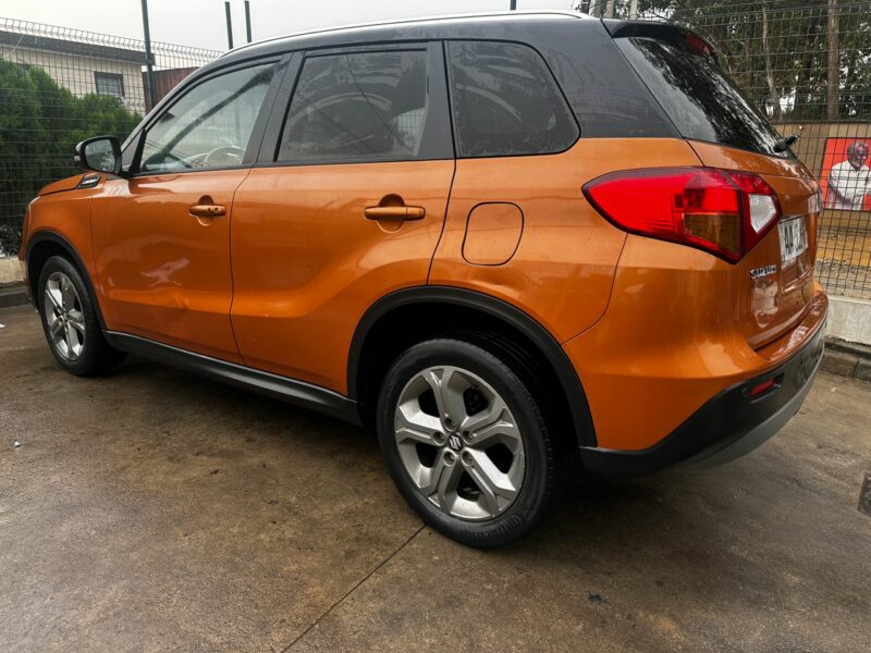 Location de SUV Suzuki Vitara Orange