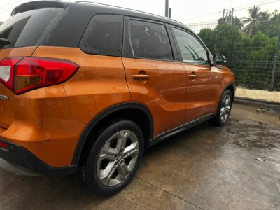 Location de SUV Suzuki Vitara Orange