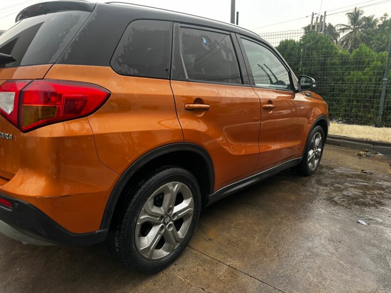 Location de SUV Suzuki Vitara Orange