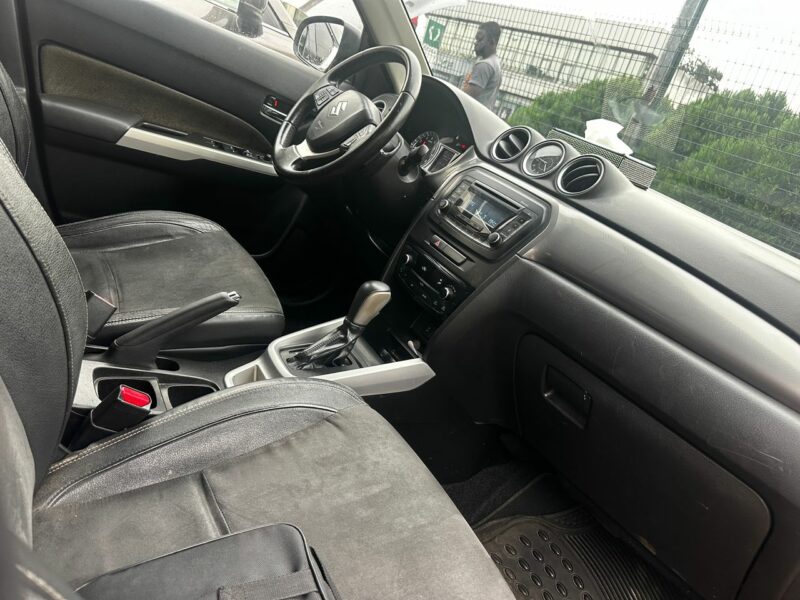Location de SUV Suzuki Vitara Orange