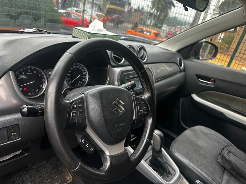 Location de SUV Suzuki Vitara Orange