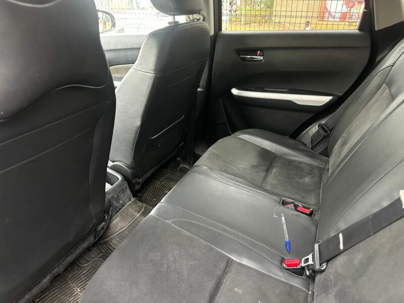 Location de SUV Suzuki Vitara Orange