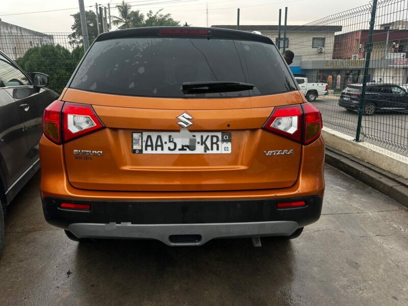 Location de SUV Suzuki Vitara Orange