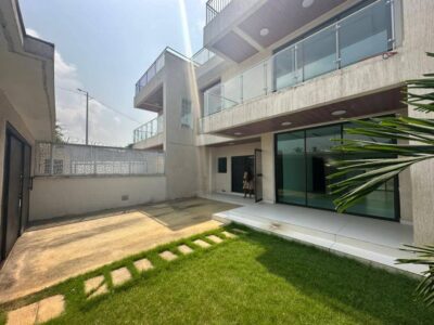 Location d'une Villa duplex de 6 pièces sur Cocody Riviera 3