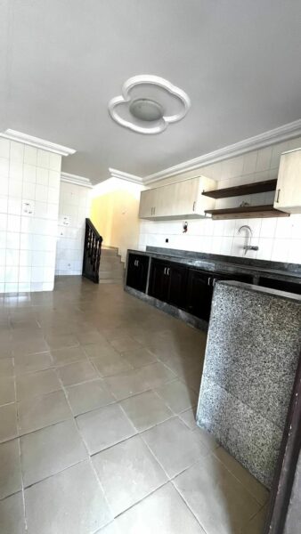 Location d'un Duplex de 5 pièces sur Angré 8ème tranche