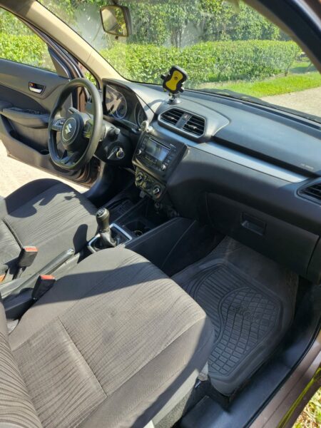 Location d'une Suzuki Dzire Marron