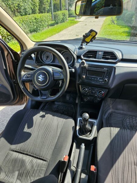 Location d'une Suzuki Dzire Marron