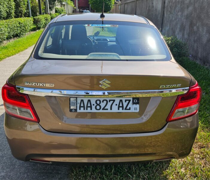 Location d'une Suzuki Dzire Marron