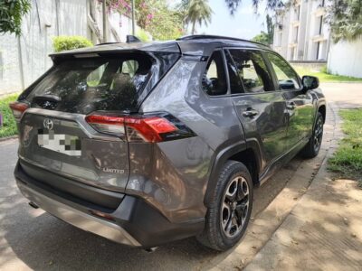 Location d'un SUV Toyota Rav4 2021