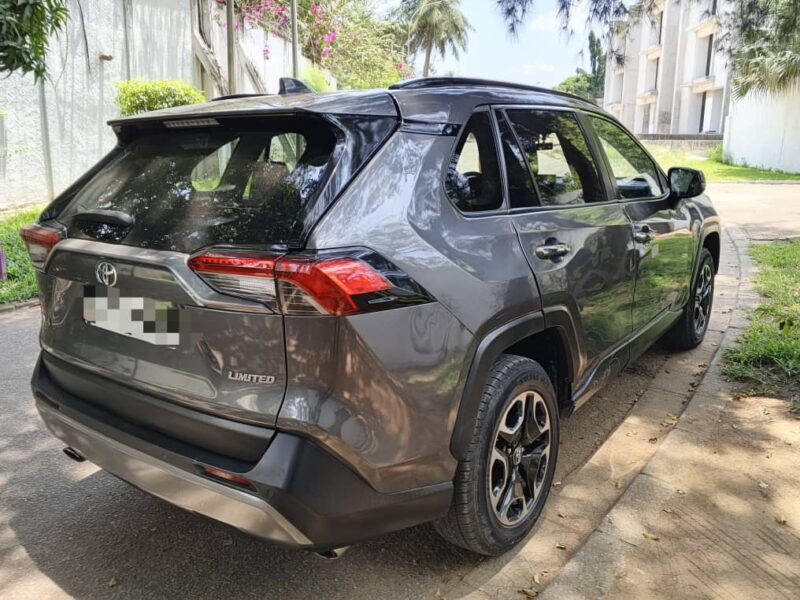 Location d'un SUV Toyota Rav4 2021