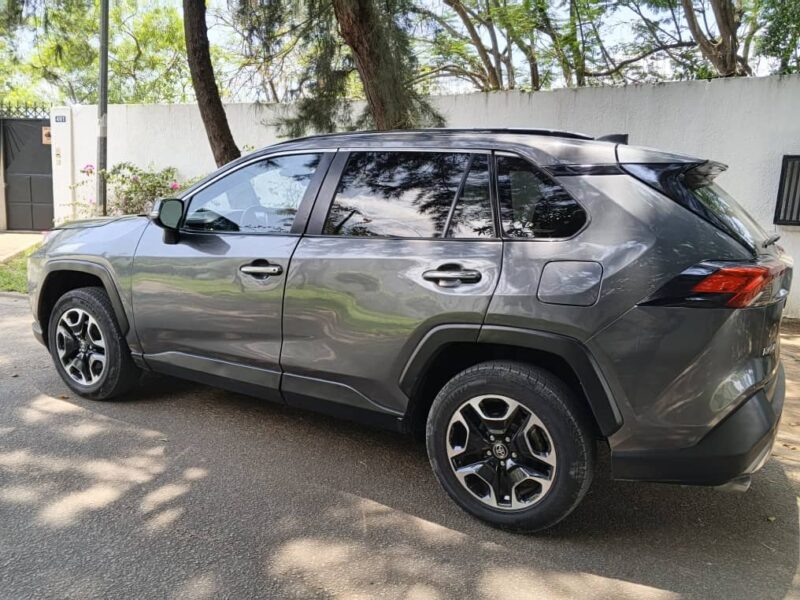 Location d'un SUV Toyota Rav4 2021