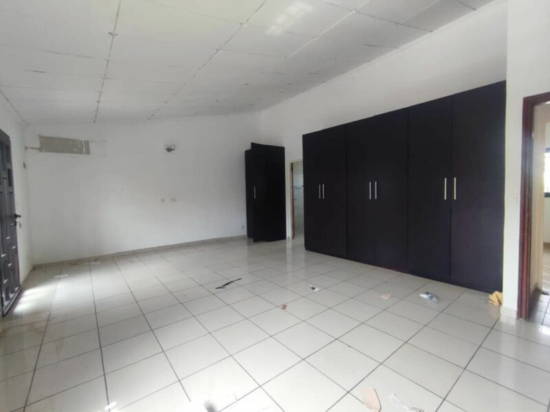 Location d'une Villa Duplex de 5 pièces sur Riviera 4