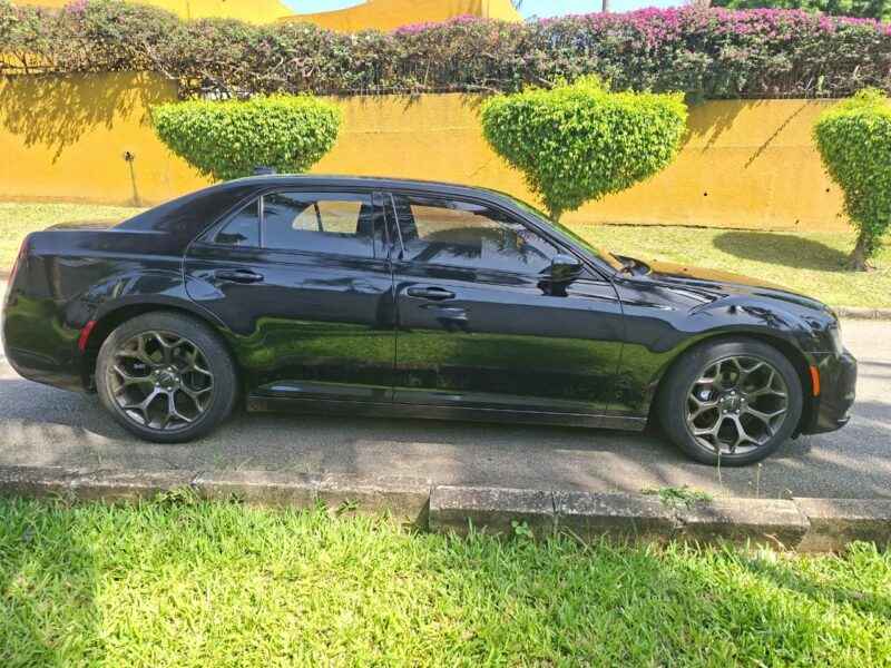 Location d'une Berline Chrysler 300S 2021