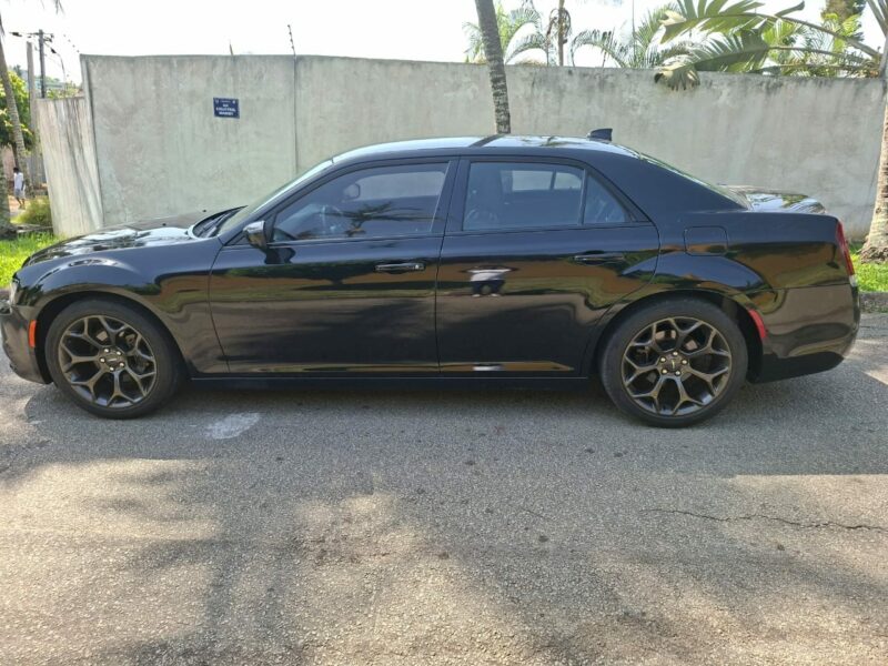 Location d'une Berline Chrysler 300S 2021